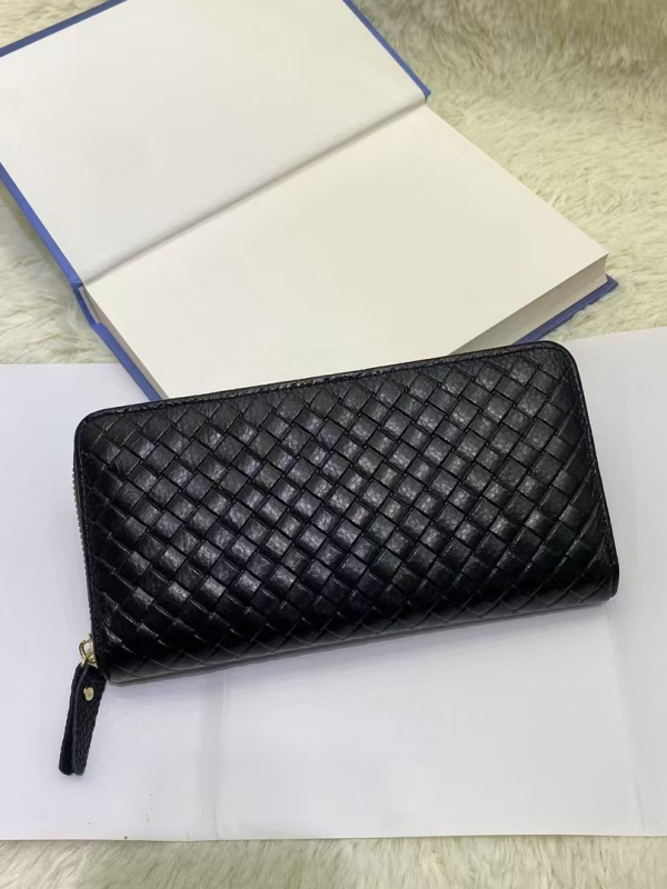 Portofel de damă din piele naturală, lung, din piele de vită de prim strat, model în carouri, căptușeală din piele de miel — Primăvara 2024