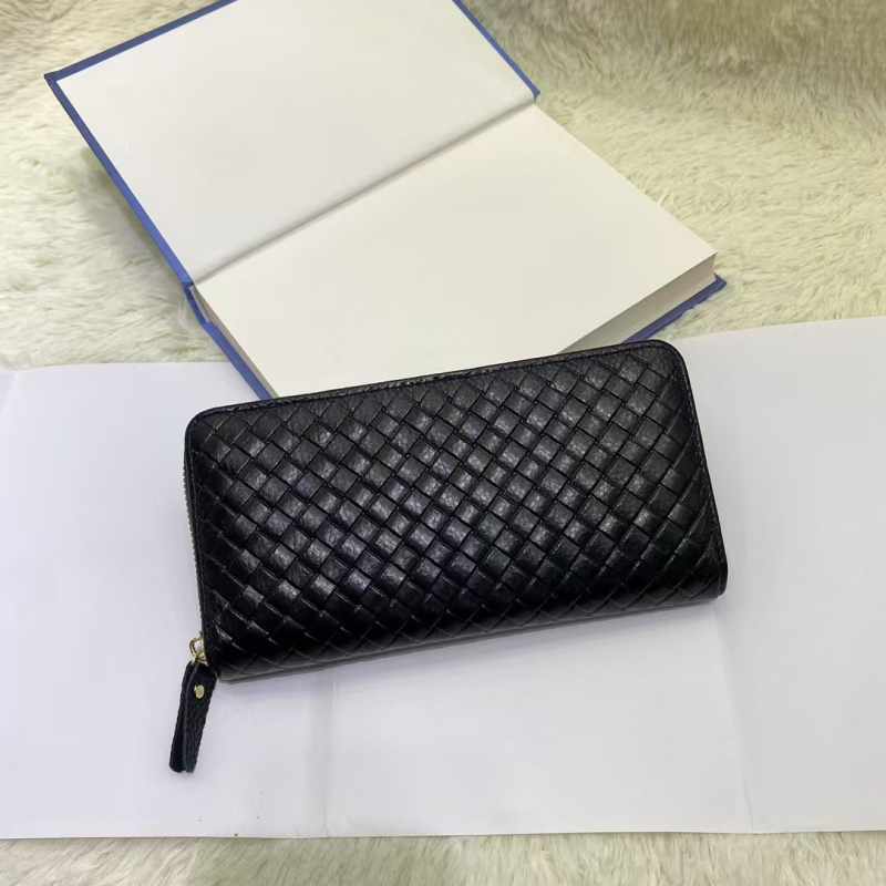 Portofel de damă din piele naturală, lung, din piele de vită de prim strat, model în carouri, căptușeală din piele de miel — Primăvara 2024