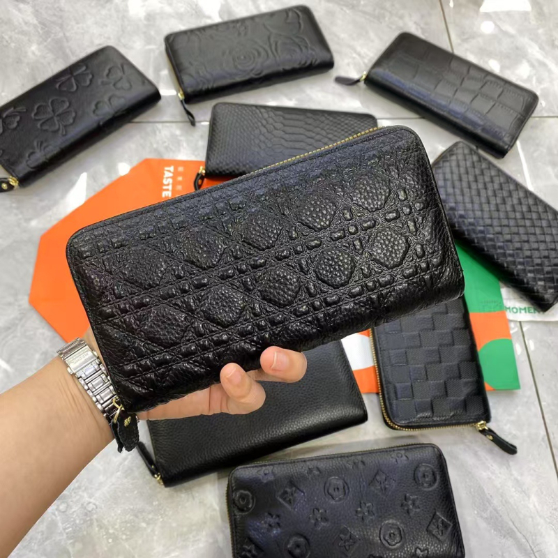 Portofel de damă din piele naturală, lung, din piele de vită de prim strat, model în carouri, căptușeală din piele de miel — Primăvara 2024