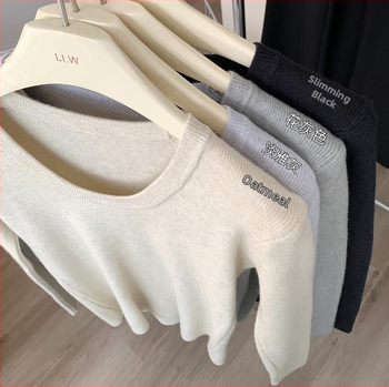 Πλεκτό πουλόβερ μαλλιού με U-λαιμό, μακριά μανίκια, στενή γραμμή