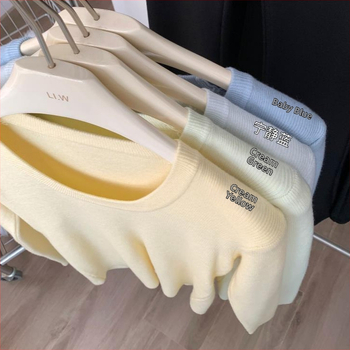 Πλεκτό πουλόβερ μαλλιού με U-λαιμό, μακριά μανίκια, στενή γραμμή