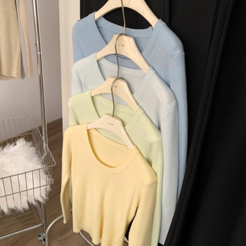 Πλεκτό πουλόβερ μαλλιού με U-λαιμό, μακριά μανίκια, στενή γραμμή