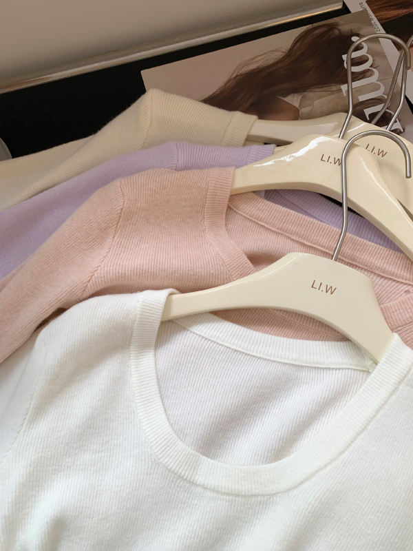 Πλεκτό πουλόβερ μαλλιού με U-λαιμό, μακριά μανίκια, στενή γραμμή