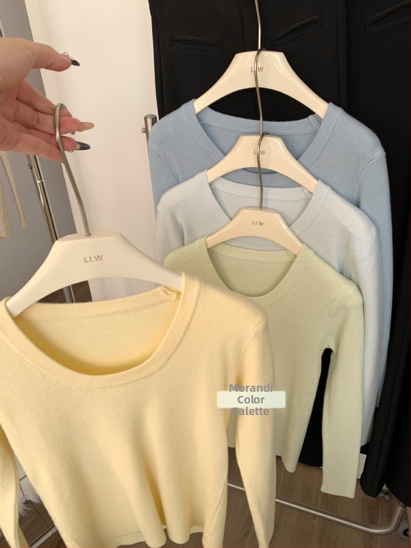 Πλεκτό πουλόβερ μαλλιού με U-λαιμό, μακριά μανίκια, στενή γραμμή