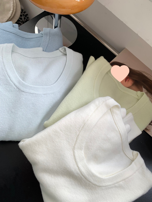 Πλεκτό πουλόβερ μαλλιού με U-λαιμό, μακριά μανίκια, στενή γραμμή