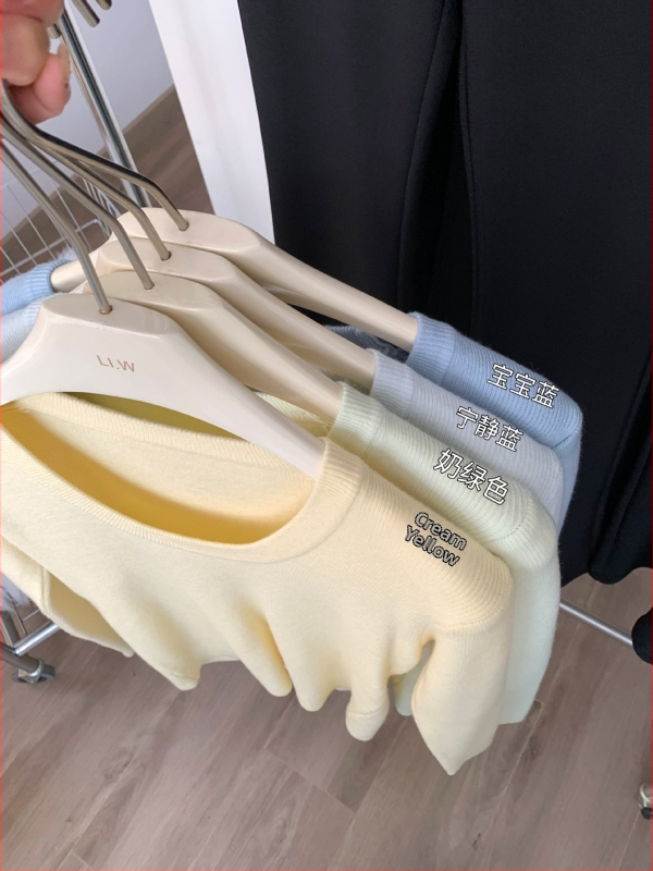 Πλεκτό πουλόβερ μαλλιού με U-λαιμό, μακριά μανίκια, στενή γραμμή