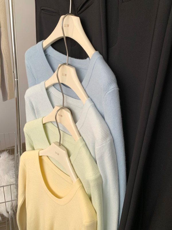 Πλεκτό πουλόβερ μαλλιού με U-λαιμό, μακριά μανίκια, στενή γραμμή