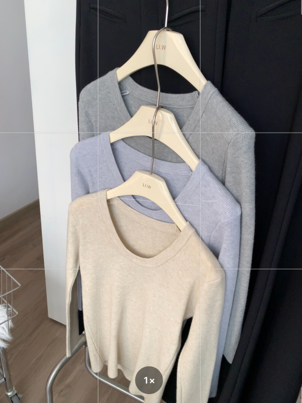 Πλεκτό πουλόβερ μαλλιού με U-λαιμό, μακριά μανίκια, στενή γραμμή