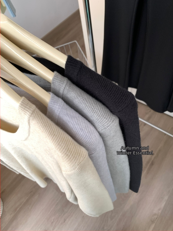 Πλεκτό πουλόβερ μαλλιού με U-λαιμό, μακριά μανίκια, στενή γραμμή