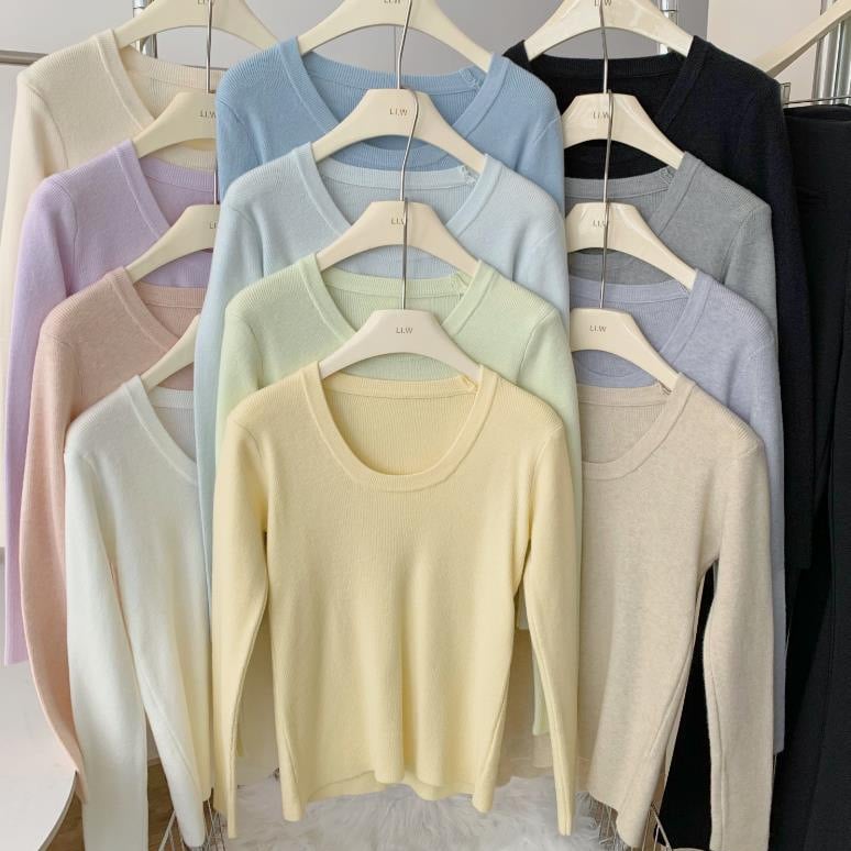 Πλεκτό πουλόβερ μαλλιού με U-λαιμό, μακριά μανίκια, στενή γραμμή