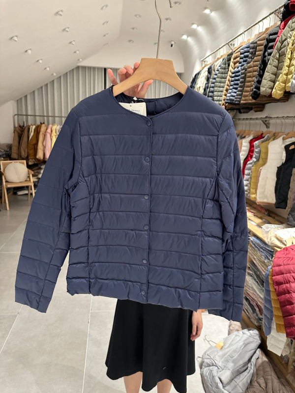 Dámska ľahká krátka bunda z bieleho kačacieho down, okrúhly výstrih, kasmírové výplň 51–55%