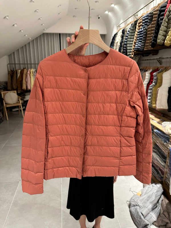 Dámska ľahká krátka bunda z bieleho kačacieho down, okrúhly výstrih, kasmírové výplň 51–55%