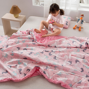 Gyerekeknek és babáknak szánt takaró 100% pamut és velúr összetevővel, rajzfilmszerű stílus, 200–300 g, négy évszakos, gépi mosás