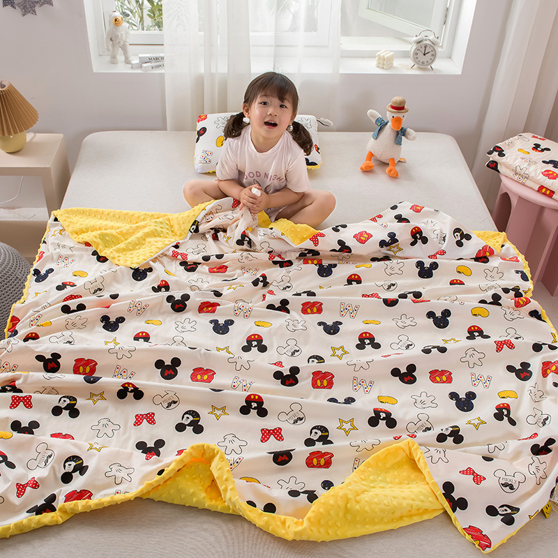 Gyerekeknek és babáknak szánt takaró 100% pamut és velúr összetevővel, rajzfilmszerű stílus, 200–300 g, négy évszakos, gépi mosás