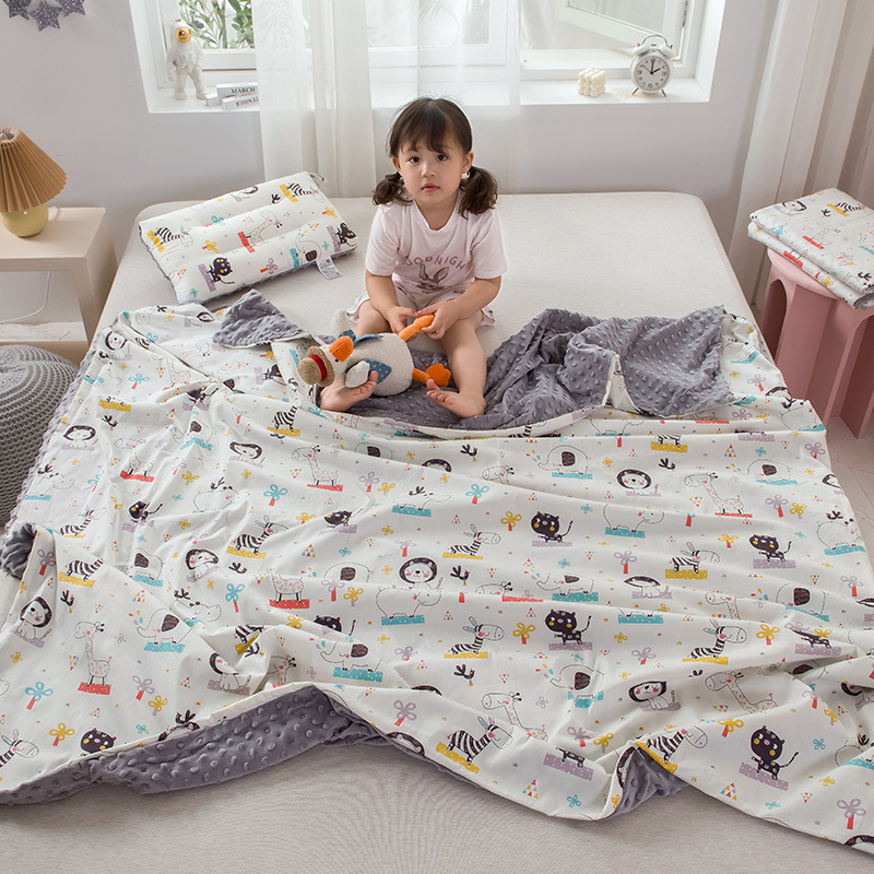 Gyerekeknek és babáknak szánt takaró 100% pamut és velúr összetevővel, rajzfilmszerű stílus, 200–300 g, négy évszakos, gépi mosás