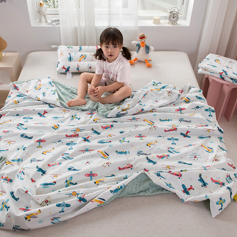 Gyerekeknek és babáknak szánt takaró 100% pamut és velúr összetevővel, rajzfilmszerű stílus, 200–300 g, négy évszakos, gépi mosás