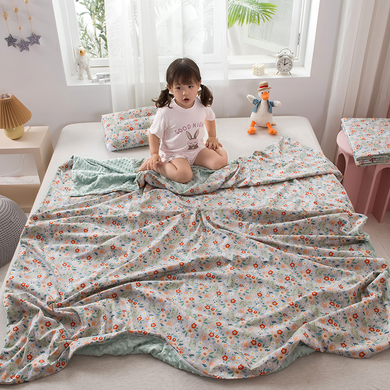 Gyerekeknek és babáknak szánt takaró 100% pamut és velúr összetevővel, rajzfilmszerű stílus, 200–300 g, négy évszakos, gépi mosás