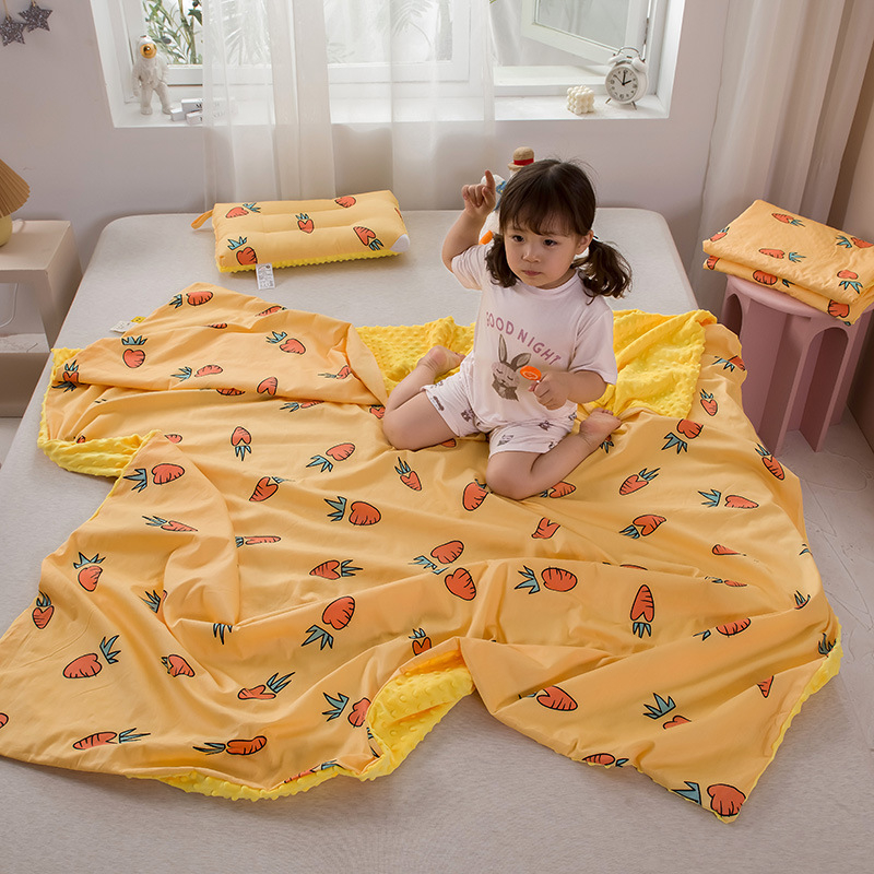 Gyerekeknek és babáknak szánt takaró 100% pamut és velúr összetevővel, rajzfilmszerű stílus, 200–300 g, négy évszakos, gépi mosás
