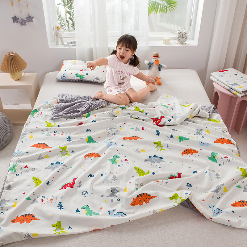 Gyerekeknek és babáknak szánt takaró 100% pamut és velúr összetevővel, rajzfilmszerű stílus, 200–300 g, négy évszakos, gépi mosás