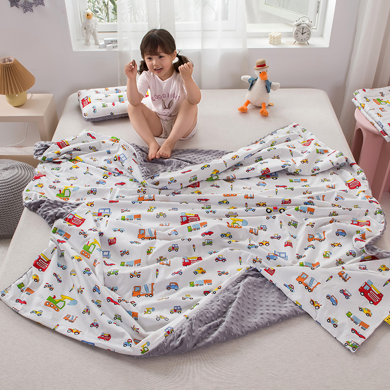 Gyerekeknek és babáknak szánt takaró 100% pamut és velúr összetevővel, rajzfilmszerű stílus, 200–300 g, négy évszakos, gépi mosás