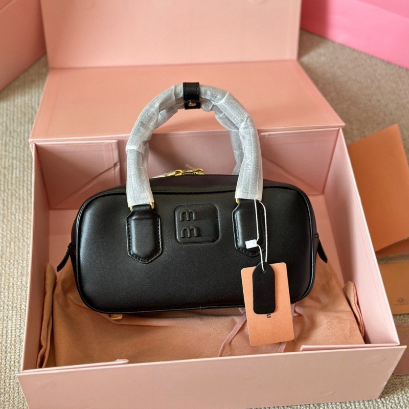 Cheen kožna crossbody torba, horizontalni kvadratni oblik, platnena podstava, zatvarač, unutarnji džepovi za telefon i osobnu iskaznicu