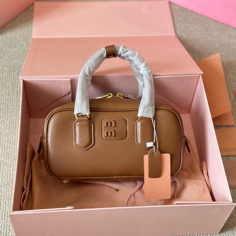 Cheen kožna crossbody torba, horizontalni kvadratni oblik, platnena podstava, zatvarač, unutarnji džepovi za telefon i osobnu iskaznicu