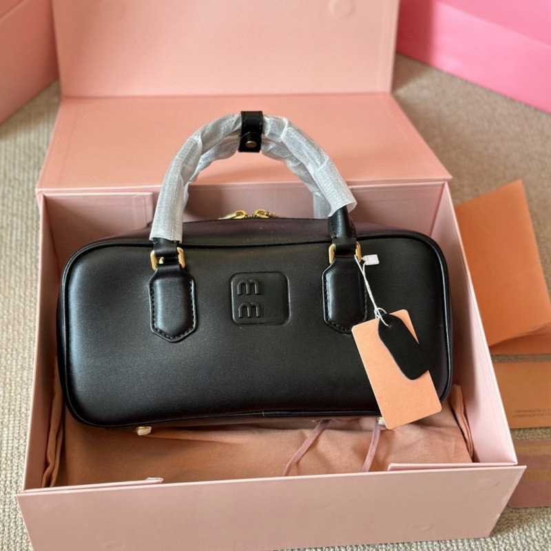 Cheen kožna crossbody torba, horizontalni kvadratni oblik, platnena podstava, zatvarač, unutarnji džepovi za telefon i osobnu iskaznicu
