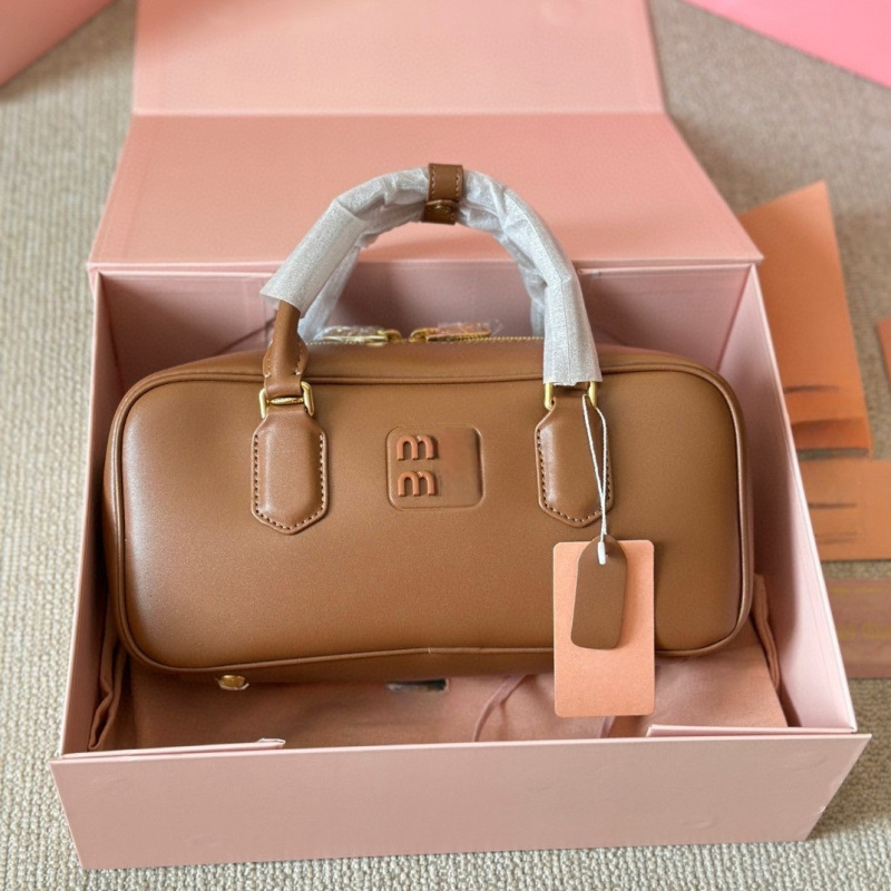 Cheen kožna crossbody torba, horizontalni kvadratni oblik, platnena podstava, zatvarač, unutarnji džepovi za telefon i osobnu iskaznicu