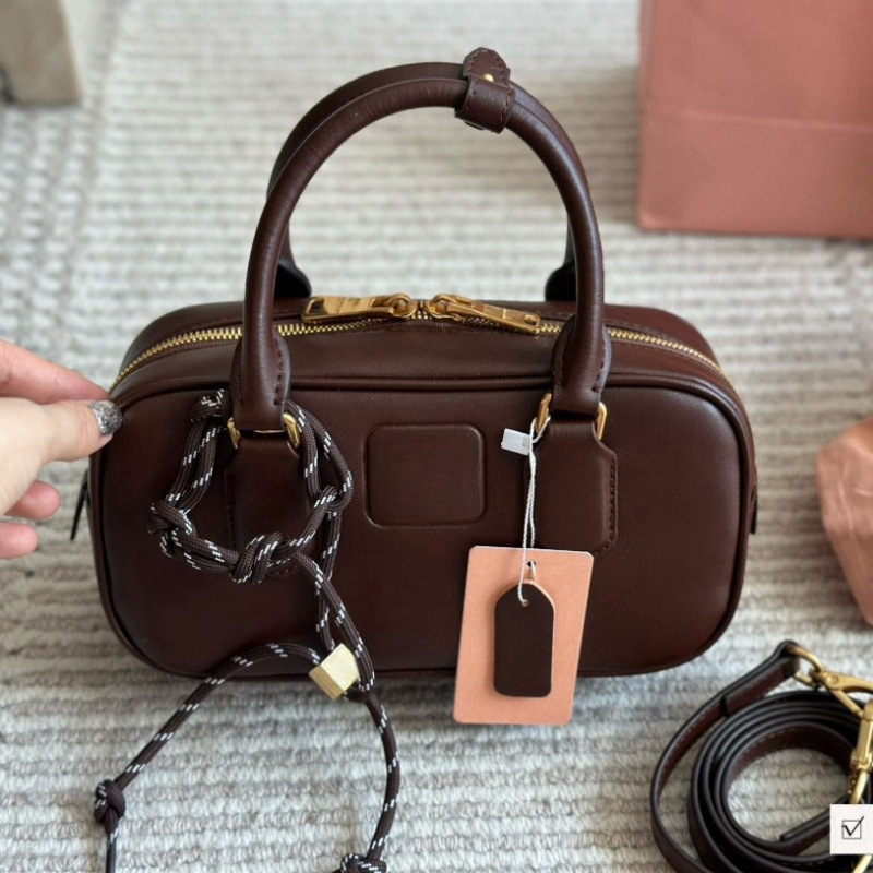Cheen kožna crossbody torba, horizontalni kvadratni oblik, platnena podstava, zatvarač, unutarnji džepovi za telefon i osobnu iskaznicu