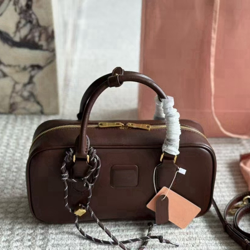 Cheen kožna crossbody torba, horizontalni kvadratni oblik, platnena podstava, zatvarač, unutarnji džepovi za telefon i osobnu iskaznicu
