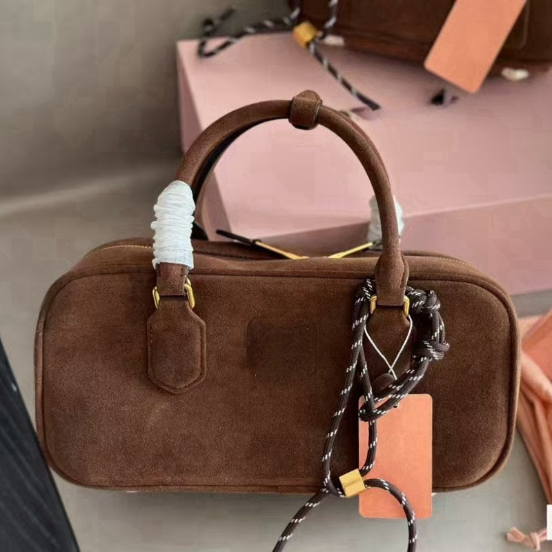 Cheen kožna crossbody torba, horizontalni kvadratni oblik, platnena podstava, zatvarač, unutarnji džepovi za telefon i osobnu iskaznicu
