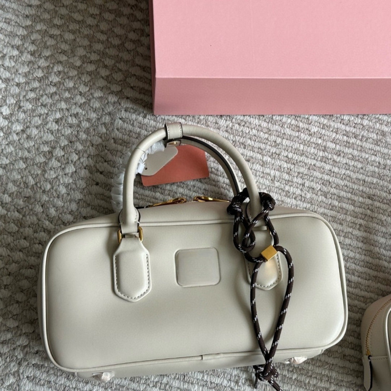 Cheen kožna crossbody torba, horizontalni kvadratni oblik, platnena podstava, zatvarač, unutarnji džepovi za telefon i osobnu iskaznicu