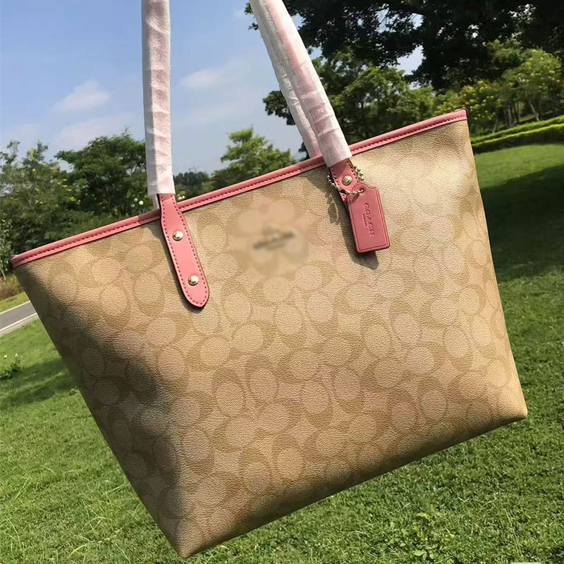 Γυναικεία τσάντα City30 Tote, PVC, αστικός μινιμαλιστικός στυλ, οριζόντιο ορθογώνιο σχήμα, κλείσιμο με φερμουάρ, εσωτερικό διαμέρισμα με φερμουάρ, εσωτερική τσέπη τύπου patch, επένδυση πολυεστέρα-βαμβάκι, διπλοί ιμάντες, μεγάλος χώρος αποθήκευσης