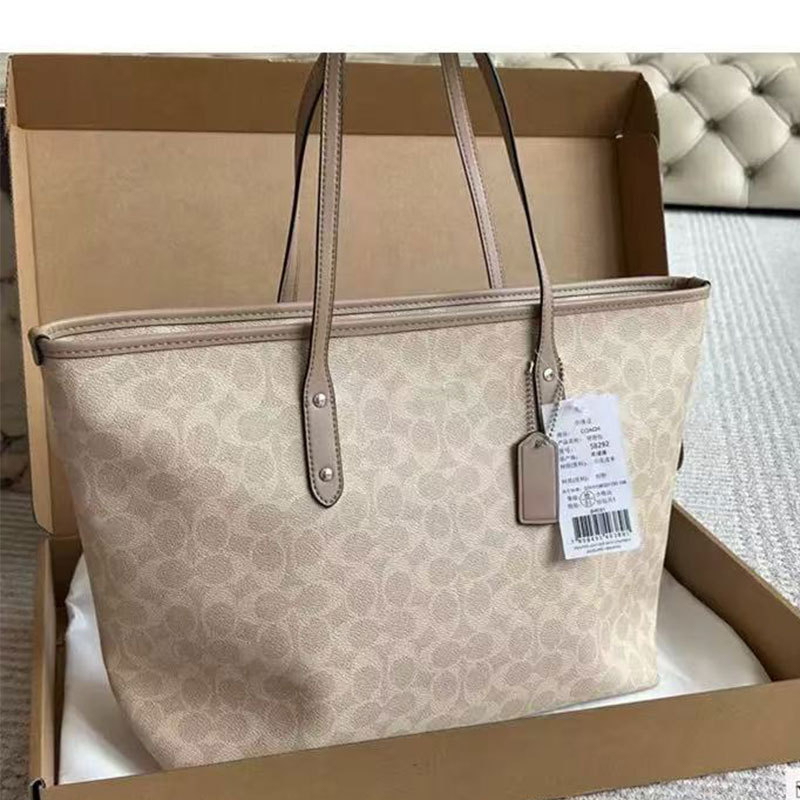 Γυναικεία τσάντα City30 Tote, PVC, αστικός μινιμαλιστικός στυλ, οριζόντιο ορθογώνιο σχήμα, κλείσιμο με φερμουάρ, εσωτερικό διαμέρισμα με φερμουάρ, εσωτερική τσέπη τύπου patch, επένδυση πολυεστέρα-βαμβάκι, διπλοί ιμάντες, μεγάλος χώρος αποθήκευσης