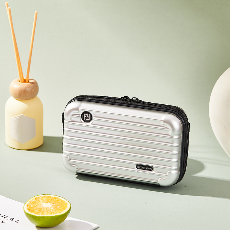 Mini PC kozmetička torbica s crossbody remenom, korejskog stila za putovanja; vanjska plastika, podstava od poliester; vodootporna, periva, višefunkcionalna; unisex.