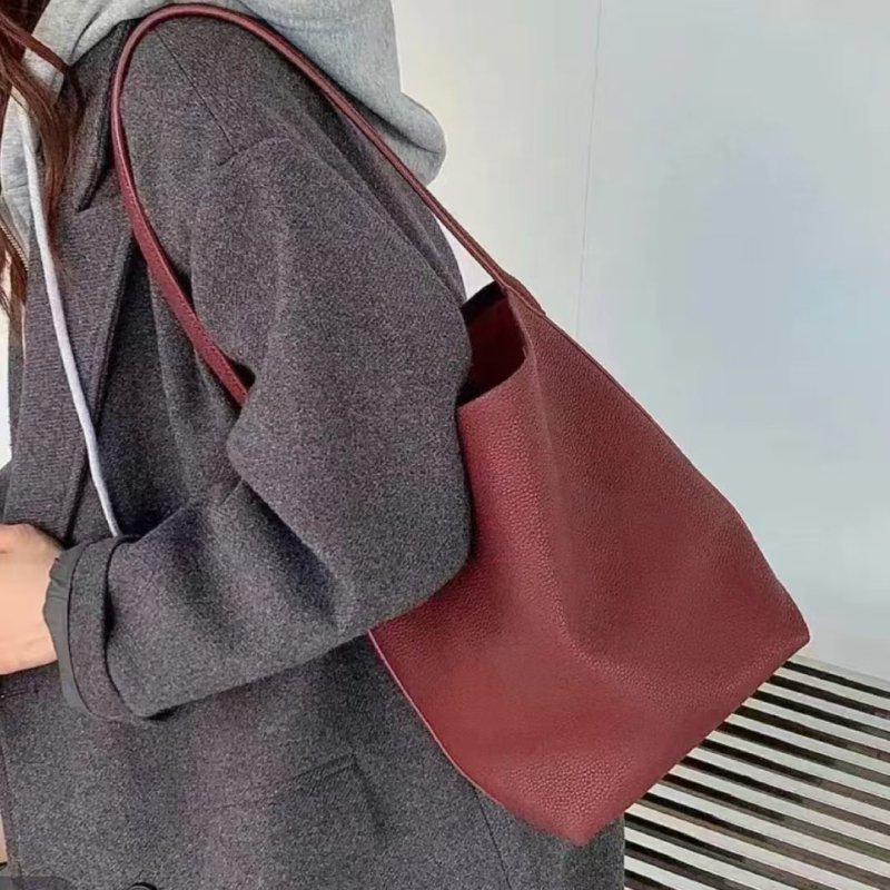 Bucket torba od prave kože, urbani minimalistički stil, lychee tekstura, proljeće 2025, svakodnevna upotreba