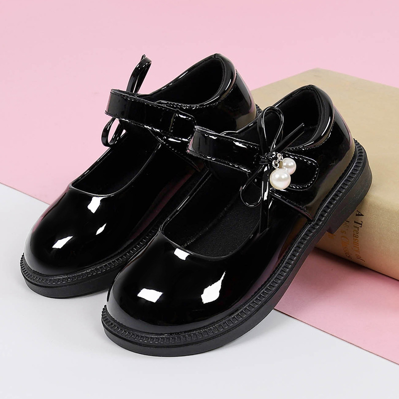 Dievčenské kožené topánky – vrchný diel z rozdelenej kože, gumová podrážka, zapínanie na suchý zips, PU vložka, priedušné, protišmykové, odolné voči opotrebeniu