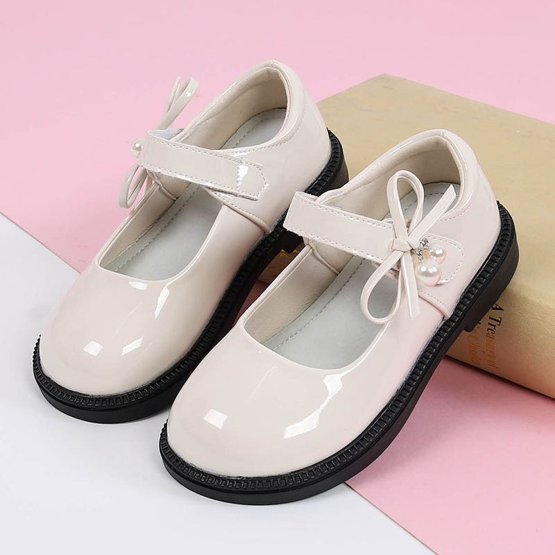 Dievčenské kožené topánky – vrchný diel z rozdelenej kože, gumová podrážka, zapínanie na suchý zips, PU vložka, priedušné, protišmykové, odolné voči opotrebeniu