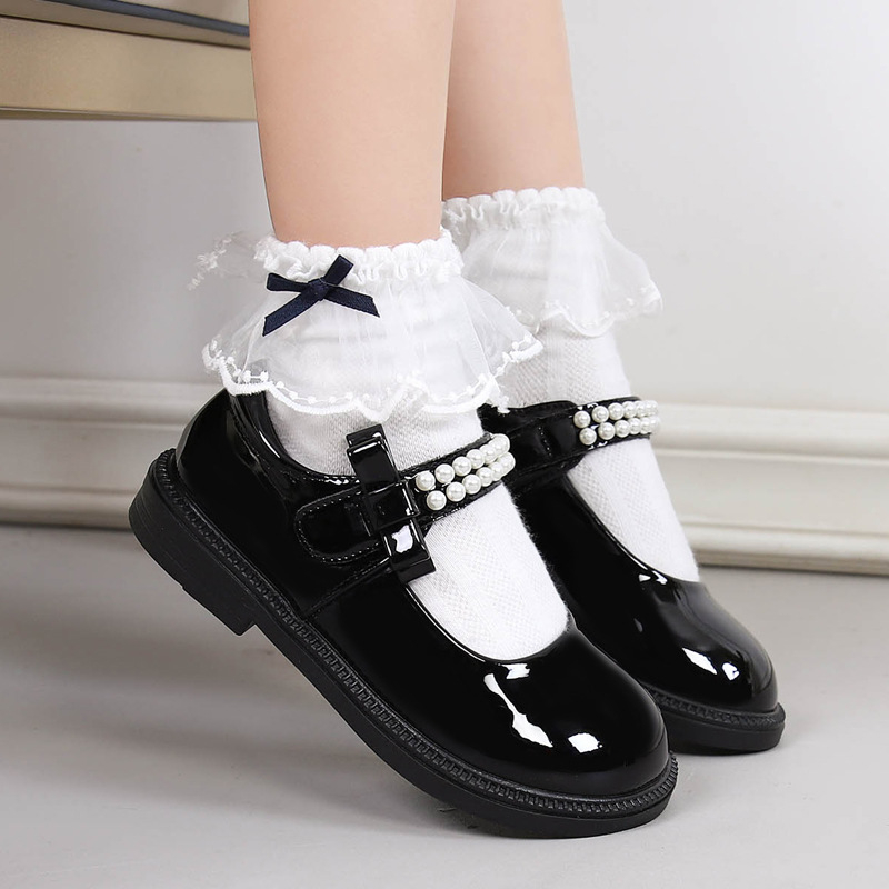 Dievčenské kožené topánky – vrchný diel z rozdelenej kože, gumová podrážka, zapínanie na suchý zips, PU vložka, priedušné, protišmykové, odolné voči opotrebeniu