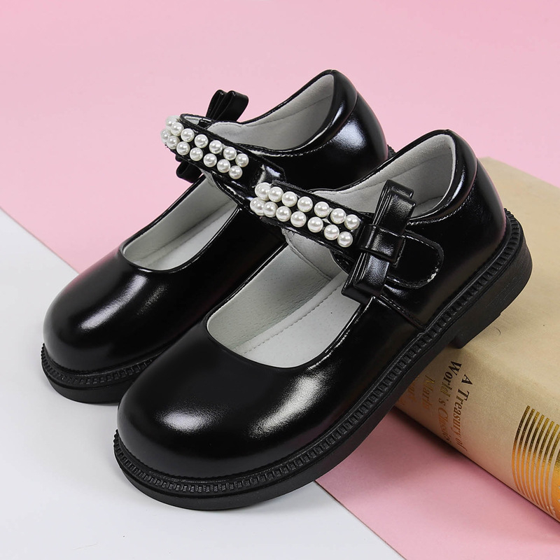 Dievčenské kožené topánky – vrchný diel z rozdelenej kože, gumová podrážka, zapínanie na suchý zips, PU vložka, priedušné, protišmykové, odolné voči opotrebeniu