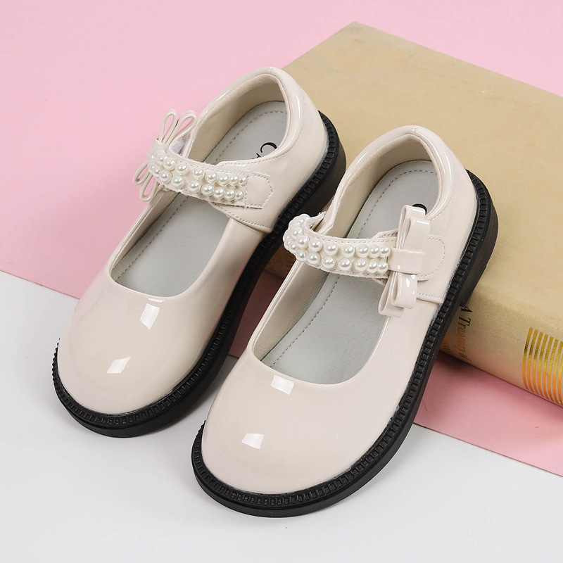 Dievčenské kožené topánky – vrchný diel z rozdelenej kože, gumová podrážka, zapínanie na suchý zips, PU vložka, priedušné, protišmykové, odolné voči opotrebeniu