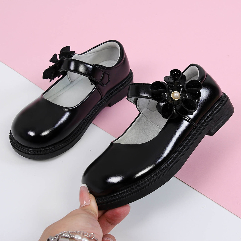 Dievčenské kožené topánky – vrchný diel z rozdelenej kože, gumová podrážka, zapínanie na suchý zips, PU vložka, priedušné, protišmykové, odolné voči opotrebeniu