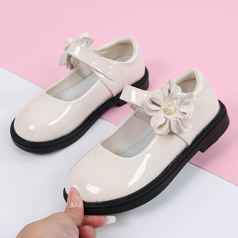 Dievčenské kožené topánky – vrchný diel z rozdelenej kože, gumová podrážka, zapínanie na suchý zips, PU vložka, priedušné, protišmykové, odolné voči opotrebeniu