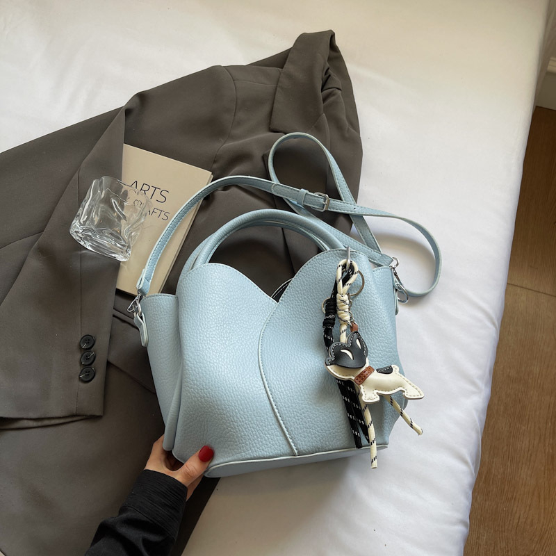 Geantă de damă tip bucket din PU, curea crossbody, închidere magnetică, căptușeală din piele sintetică, primăvara 2025