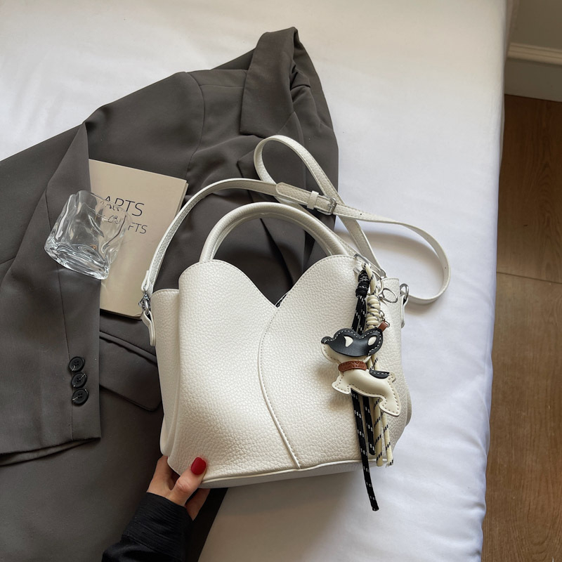 Geantă de damă tip bucket din PU, curea crossbody, închidere magnetică, căptușeală din piele sintetică, primăvara 2025