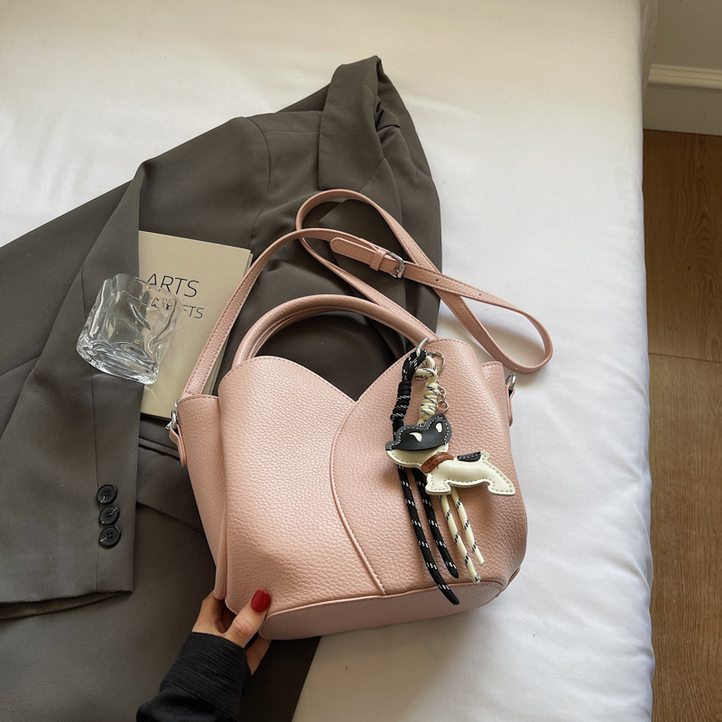 Geantă de damă tip bucket din PU, curea crossbody, închidere magnetică, căptușeală din piele sintetică, primăvara 2025