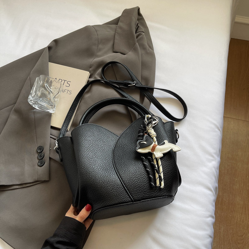 Geantă de damă tip bucket din PU, curea crossbody, închidere magnetică, căptușeală din piele sintetică, primăvara 2025