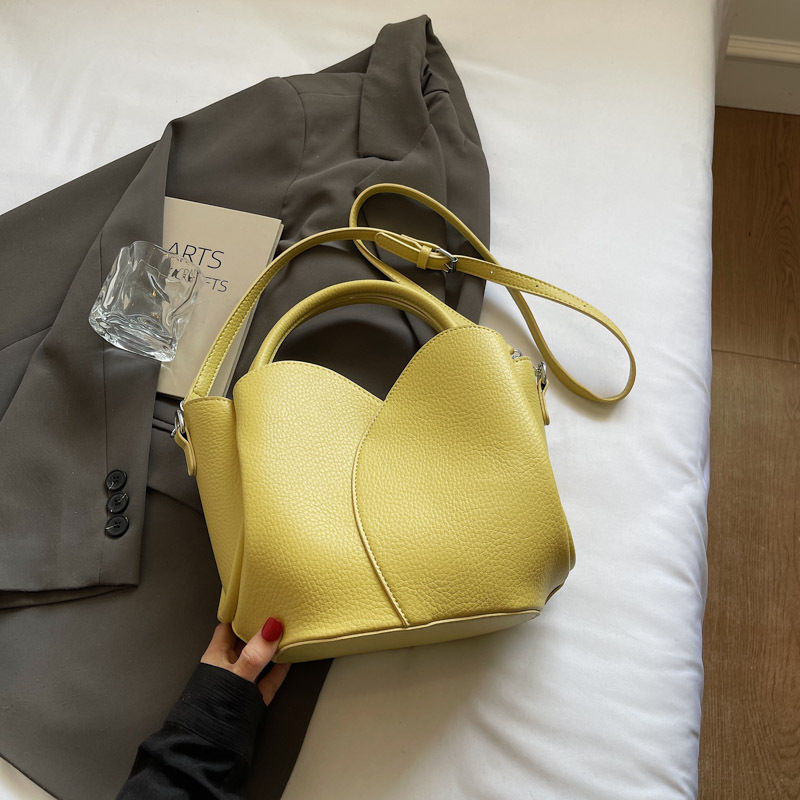 Geantă de damă tip bucket din PU, curea crossbody, închidere magnetică, căptușeală din piele sintetică, primăvara 2025