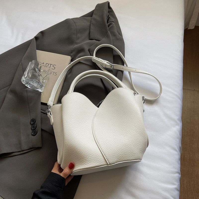 Geantă de damă tip bucket din PU, curea crossbody, închidere magnetică, căptușeală din piele sintetică, primăvara 2025