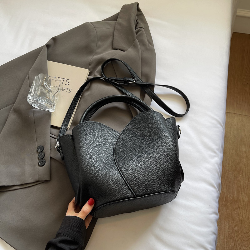 Geantă de damă tip bucket din PU, curea crossbody, închidere magnetică, căptușeală din piele sintetică, primăvara 2025